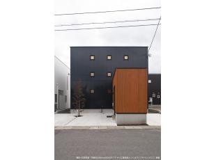 大きなテーブルを、たくさんの笑顔で囲む家
