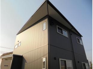 陽の光を取り込む、南に突き出た屋根のデザイン